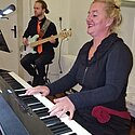 Susan unterstützt uns am Klavier